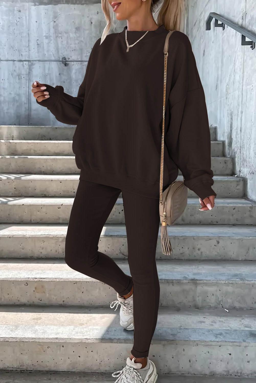 Damesporty fritidssett med casual oversized genser og tettsittende tights Skjora