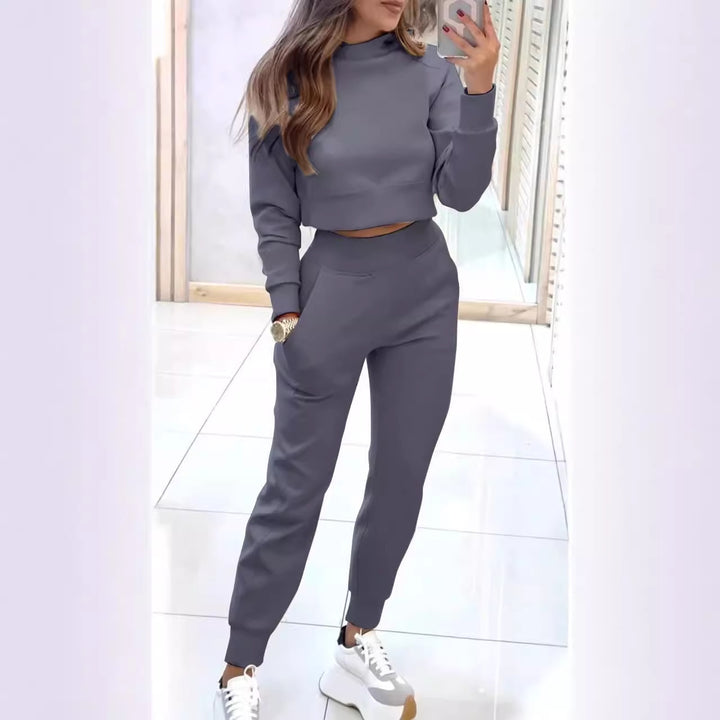 Kvinnens sporty loungewear-sett med moderne crop top og elastiske bukser Skjora