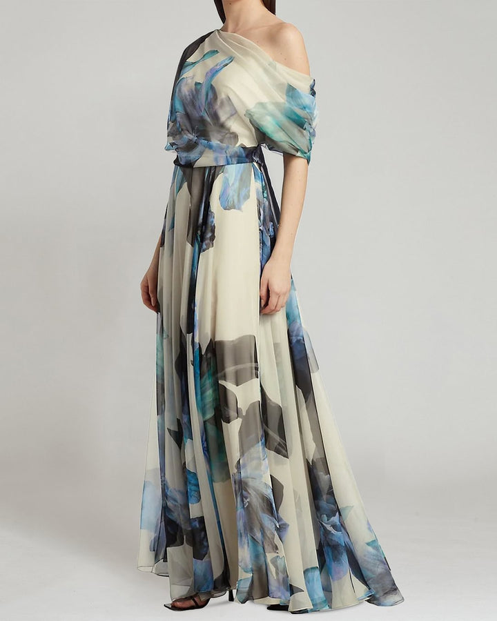Kvinnelig elegant chiffon kjole med av-bare-skulder design og blomster mønster Skjora