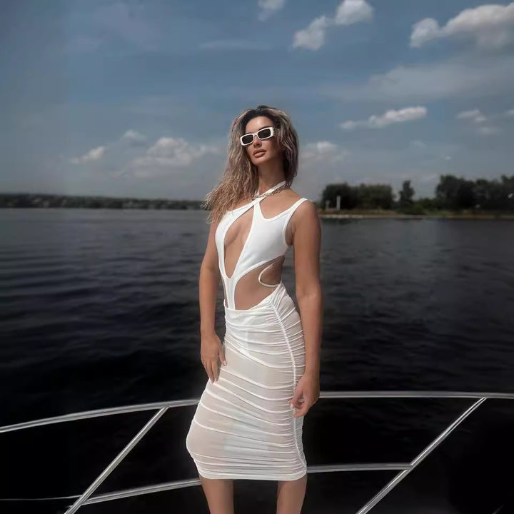 Dame figurvennlig kjole med innovativt cut-out-design og transparente innsatser Skjora