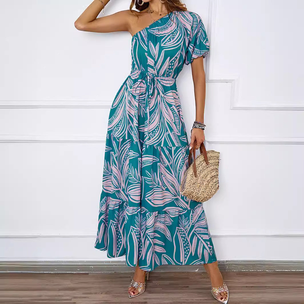 Kvinne maxi kjole i asymmetrisk design med blomsterdesign og omslag belte Skjora