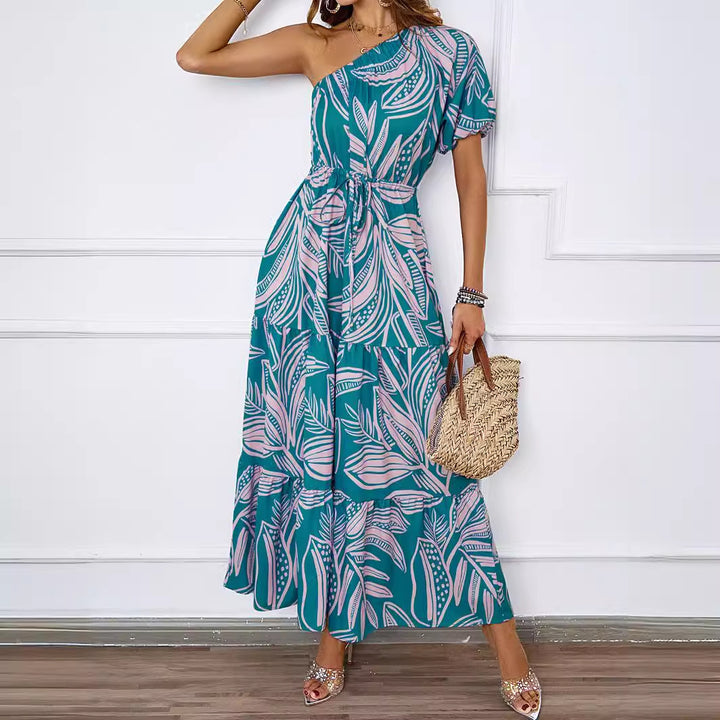 Kvinne maxi kjole i asymmetrisk design med blomsterdesign og omslag belte Skjora