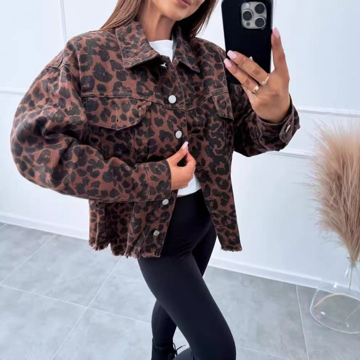 Dames casual denimjakke med dyremønster og frynset hem Skjora