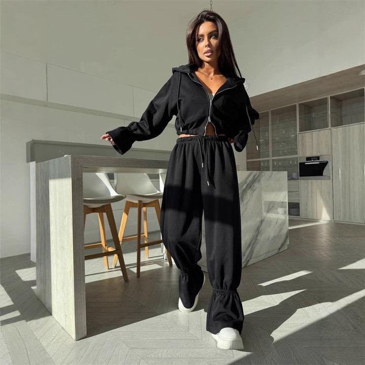 Damer sporty to-dels sett med cropped hettegenser og vide bukser Skjora