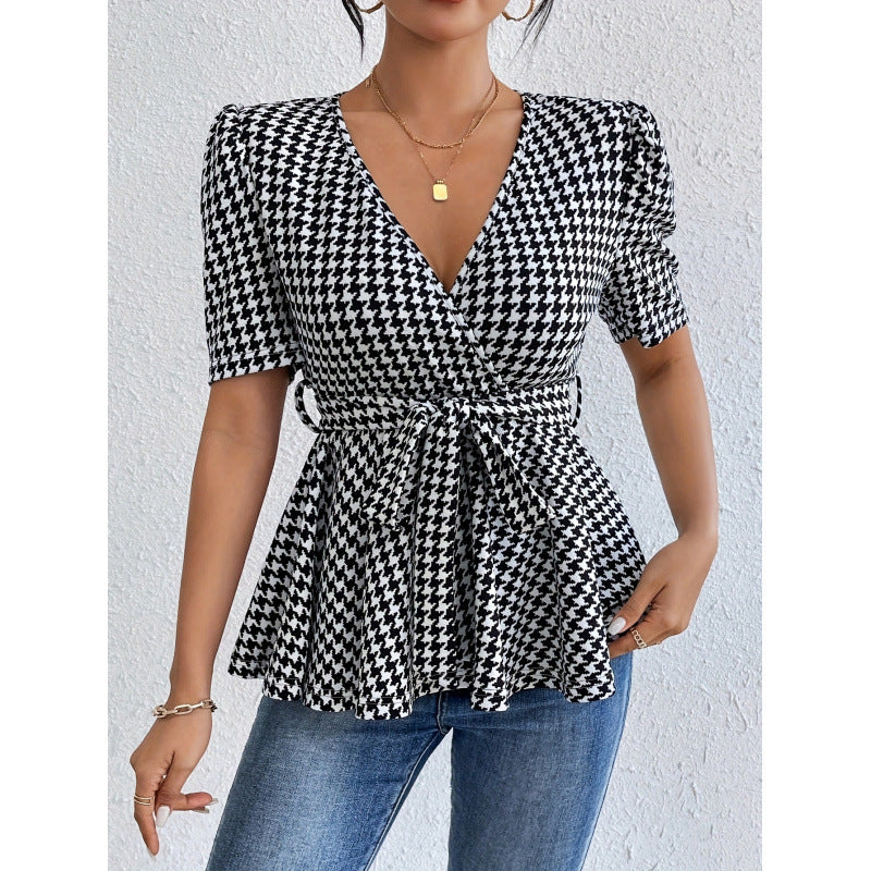 Dame wrap-bluse med avslappet snitt og moderne hønsefot mønster Skjora