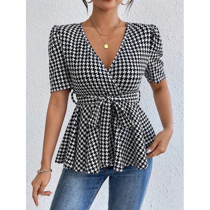Dame wrap-bluse med avslappet snitt og moderne hønsefot mønster Skjora