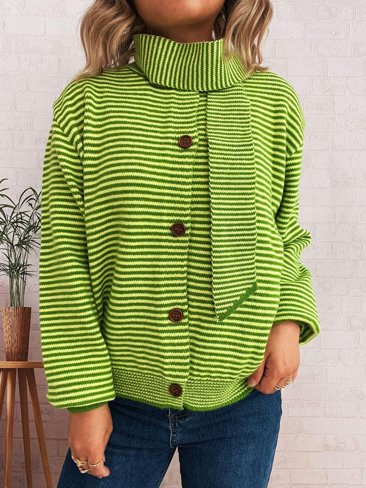 Kvinnens stripete strikket cardigan med høy krage og dekorative knapper Skjora