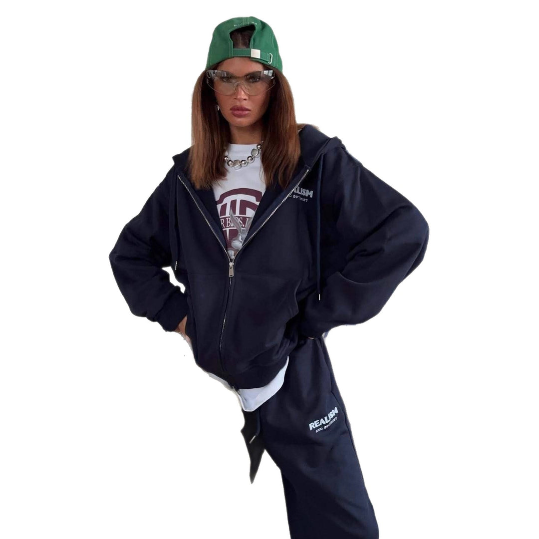 Kvinnelig stilfull hoodie og vidkuttet jogger-sett Skjora