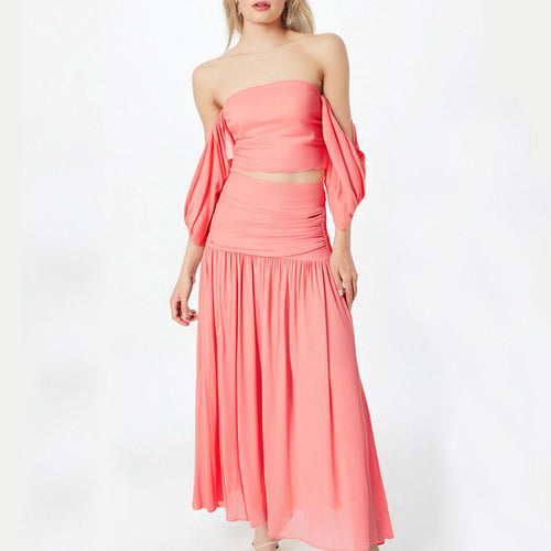 Dame maxikjole med elegant off-shoulder design og flytende stoff Skjora