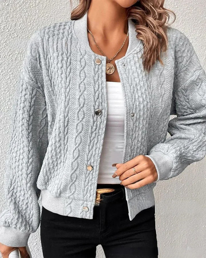 Kvinnens cardigan med elegant flette strikk mønster og trykknapp lukking Skjora