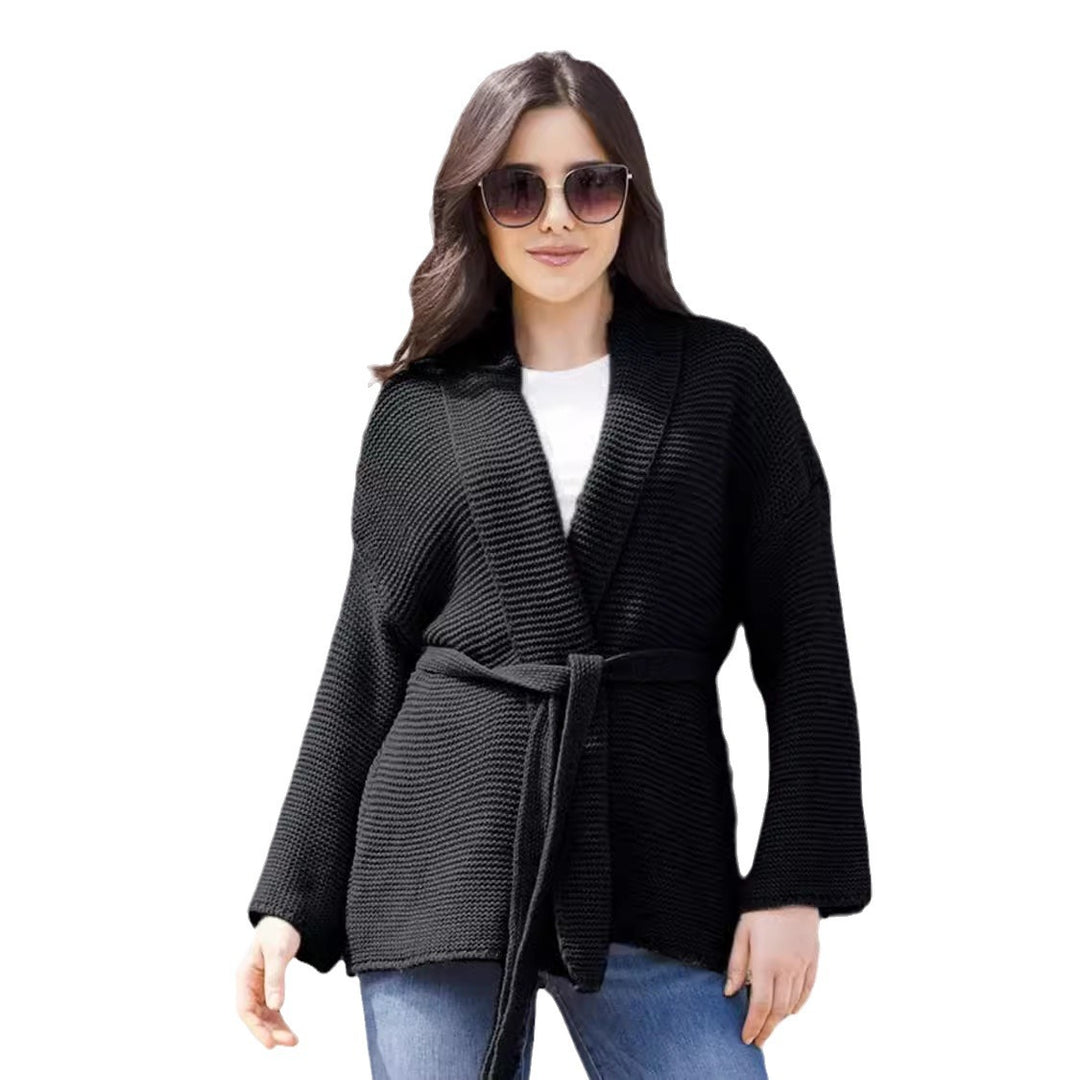 Kvinnens cardigan med moderne omslagsdesign og praktisk belte Skjora