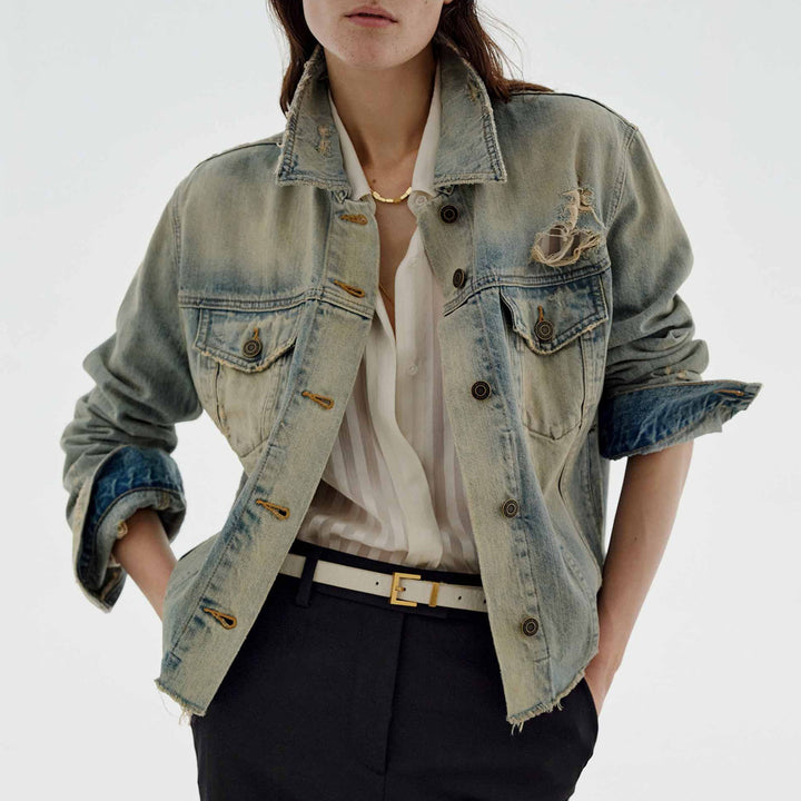 Dame moteriktig denimjakke i vintage-stil med avslappet snitt og frynsete detaljer Skjora