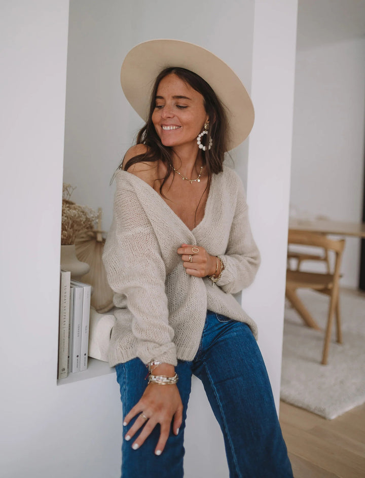 Kvinne cozy oversized genser med dyp V-hals og myk tekstur Skjora
