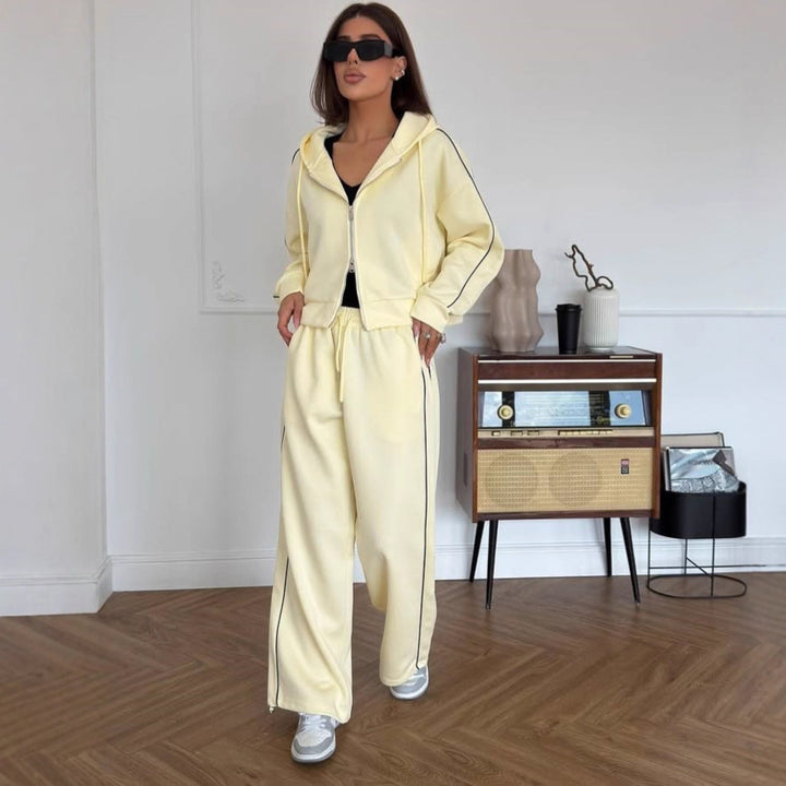 Kvinne casual treningsdrakt med cropped hettegenser og løse joggebukser Skjora