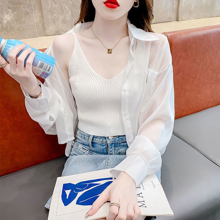Kvinne transparent bluse med delikat V-hals og fine ribbedetaljer Skjora