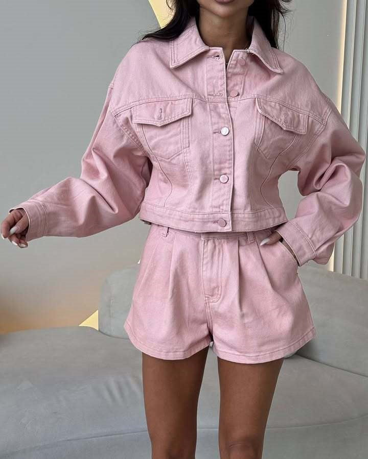 Damejeansjakke og shorts-sett i en avslappet stil med store lommer Skjora