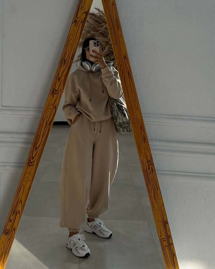 Kvinnens oversized sweatdrakt med hette og mansjetter Skjora