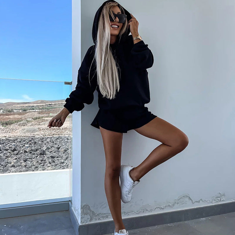 Kvinnelig komfortabel hettegenser og korte shorts i minimalistisk design Skjora