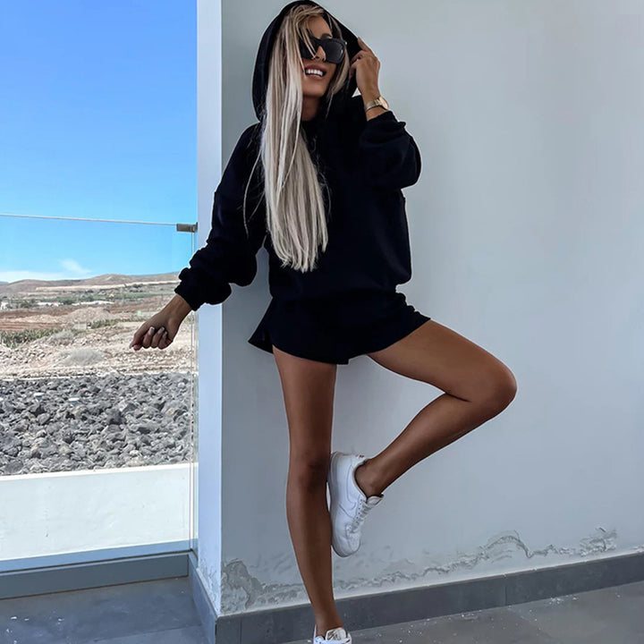 Kvinnelig komfortabel hettegenser og korte shorts i minimalistisk design Skjora