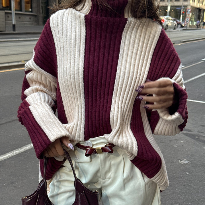 Kvinnens koselige genser med moteriktig stripete mønster og høy krage Skjora