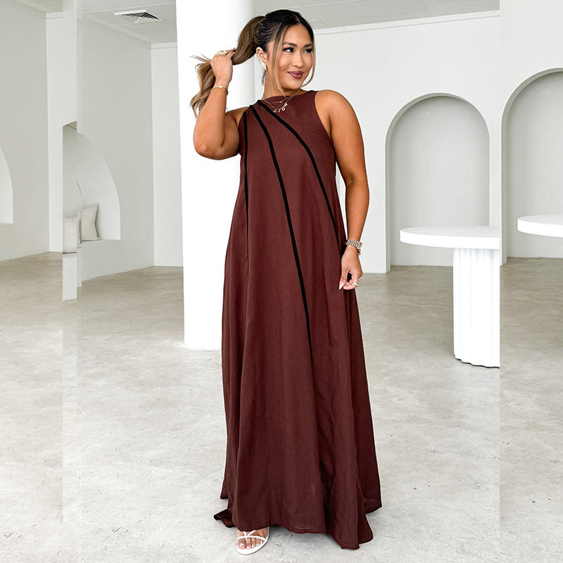 Kvinne maxi kjole med asymmetrisk design og elegante kontrast sømmer