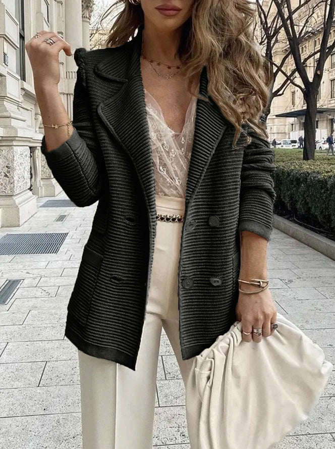 Kvinnens elegante strikket blazer med dobbel knappestolpe og teksturert design Skjora
