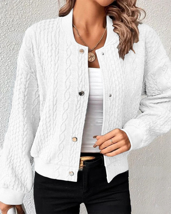 Kvinnens cardigan med elegant flette strikk mønster og trykknapp lukking Skjora