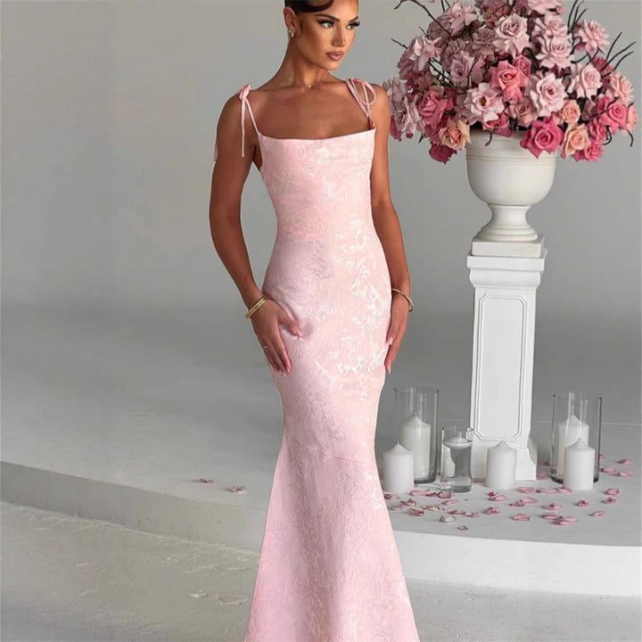 Kvinnelig Elegant Kveldsdrakt med Blomsterdesign og Justerbare Stropper Skjora