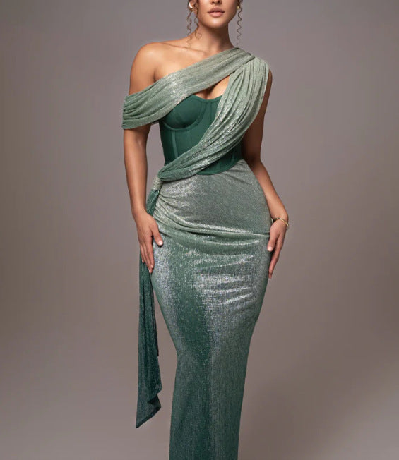 Kvinne Glamorous Maxi Kveldsdrakt med Asymmetrisk Utringning og Glitrende Drapering Design