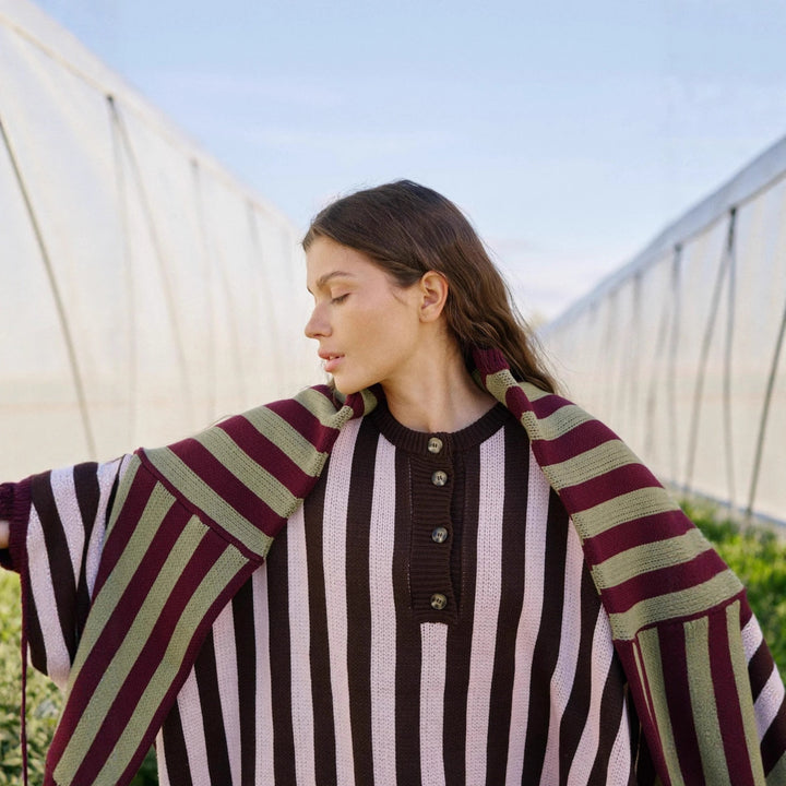 Kvinne striped oversized genser med knappestolpe og dyp V-hals Skjora