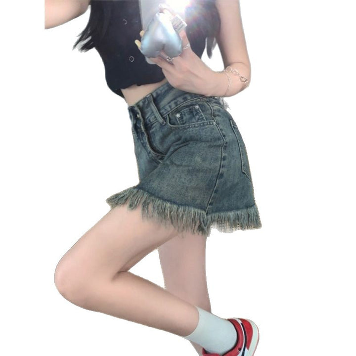 Kvinne denimmshorts med frynset kant og høy livlinje