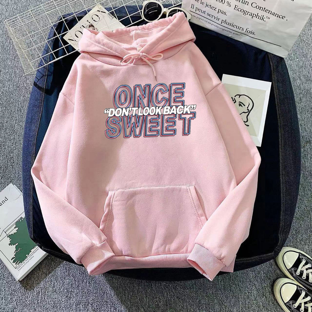 Dame hoodie med moderne motiv og behagelig passform Skjora