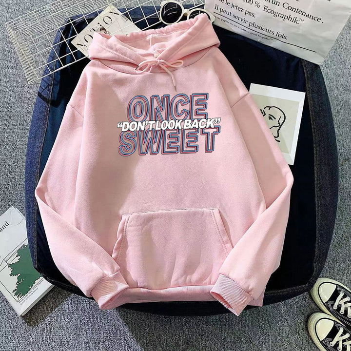 Dame hoodie med moderne motiv og behagelig passform Skjora