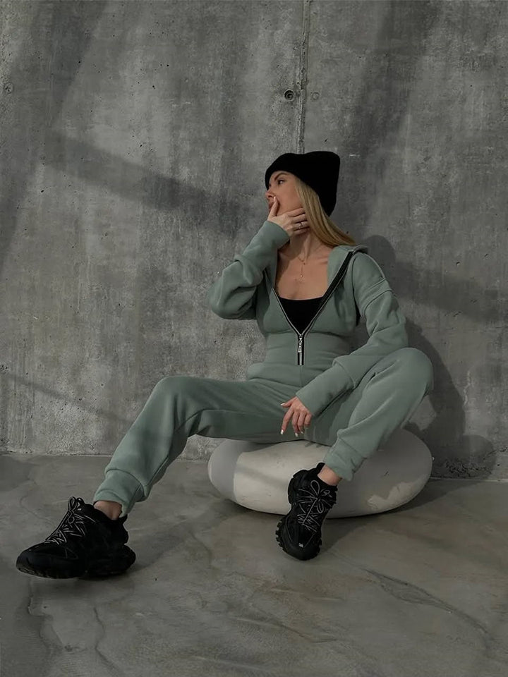 Kvinners sporty jumpsuit med glidelås og høy krage Skjora
