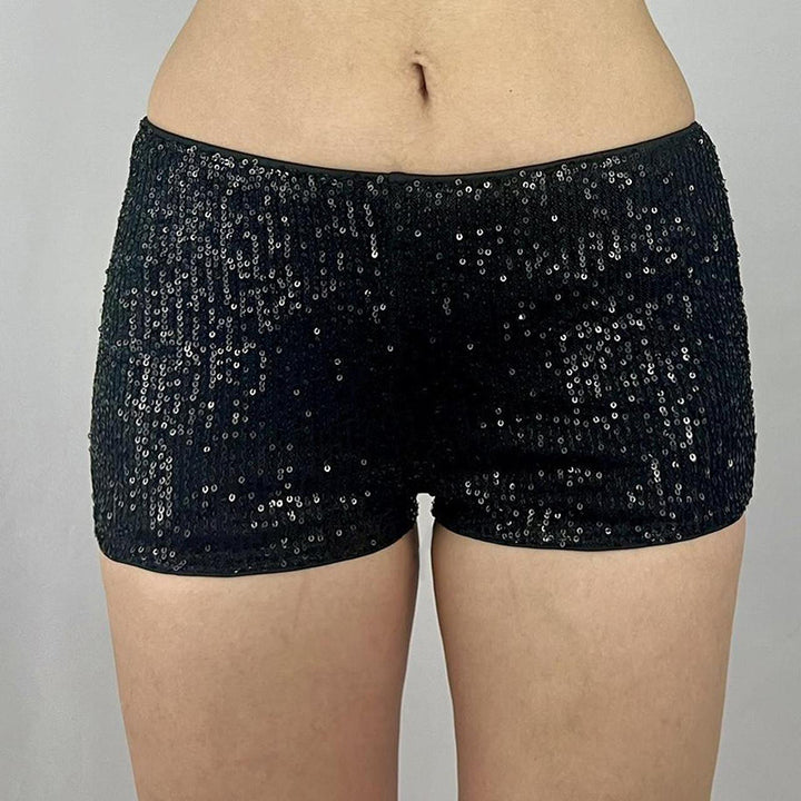 Dame figurtilpassede kunstskinn-shorts med dekorative nagler og sidelommer Skjora