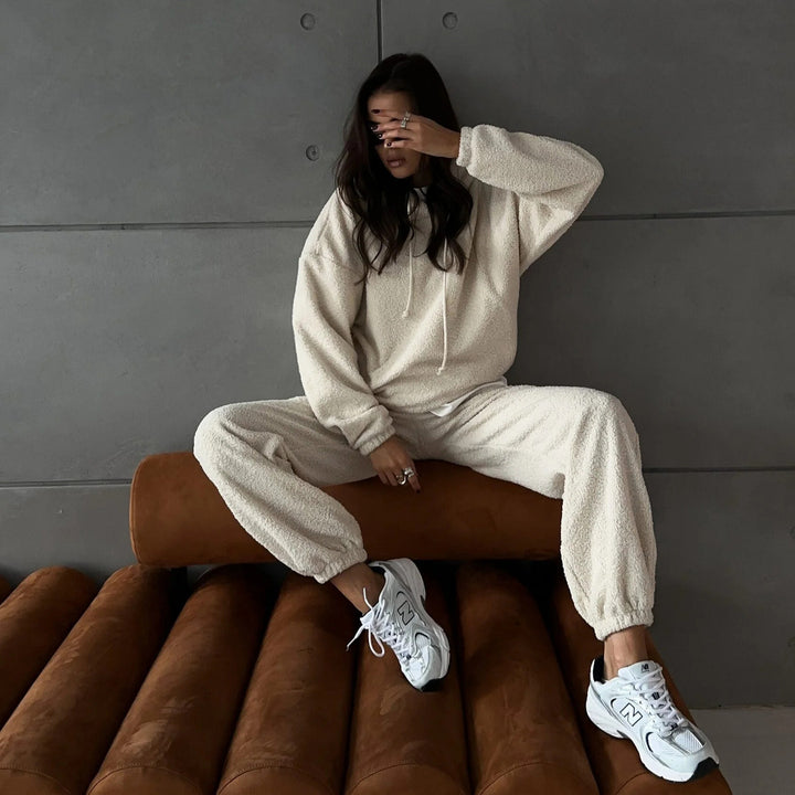 Dame Fleece Lounge Dress med hette og elastiske mansjetter Skjora