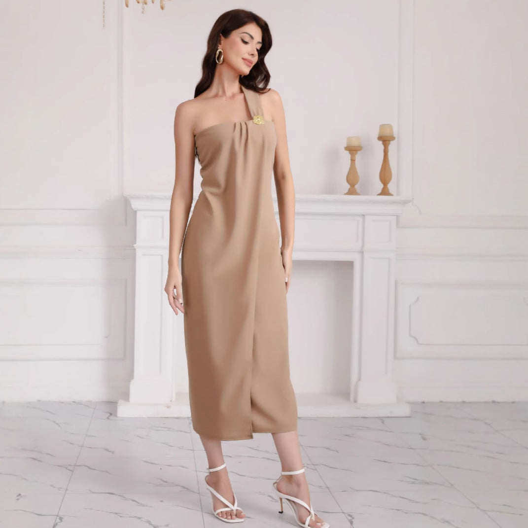 Kvinnenes elegante av-shoulder maxi-kjole med dekorativ detalj