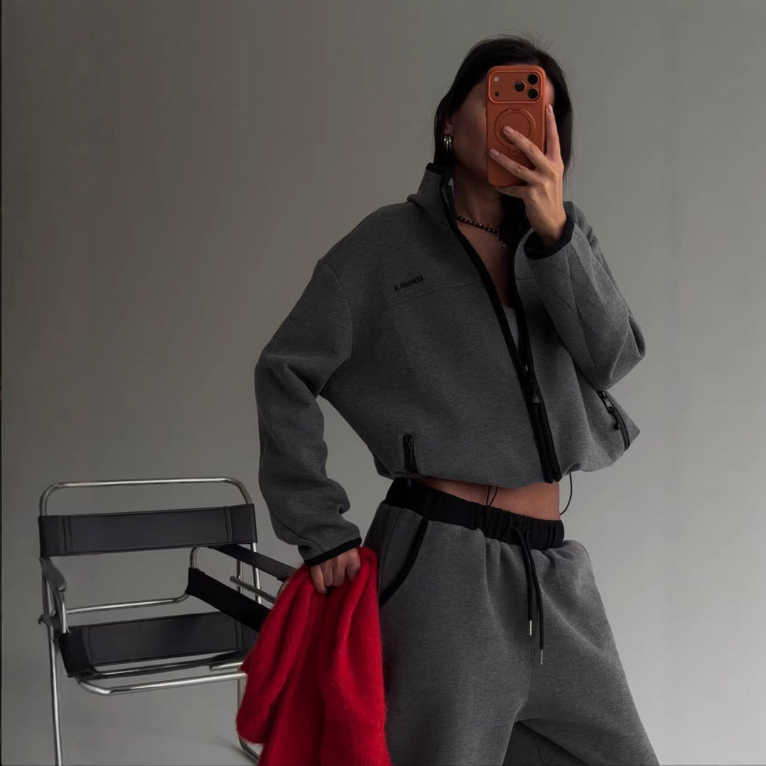 Kvinnelig komfortabel cropped hoodie med høy krage og avslappede joggebukser Skjora