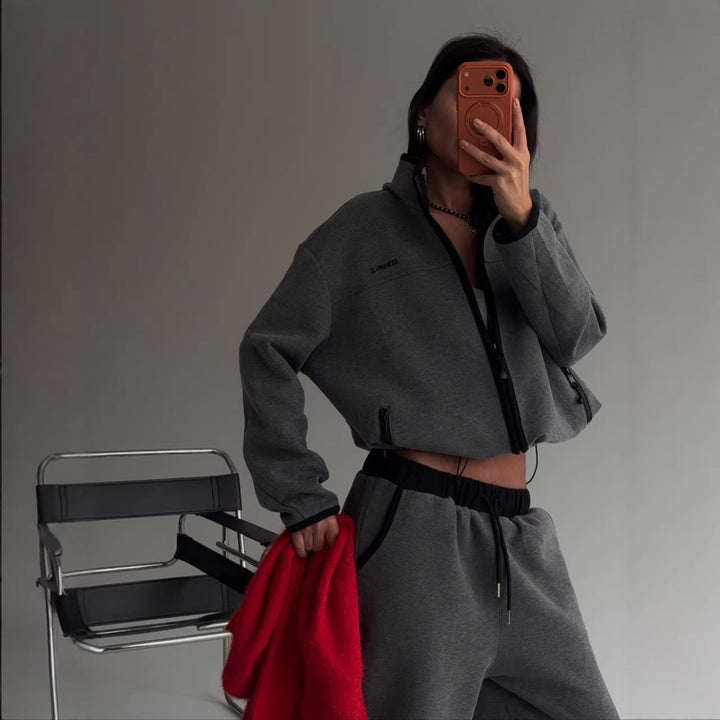 Kvinnelig komfortabel cropped hoodie med høy krage og avslappede joggebukser Skjora