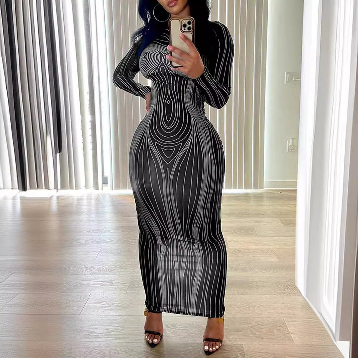 Kvinnes fitted langermet maxi-kjole med moderne grafisk design Skjora