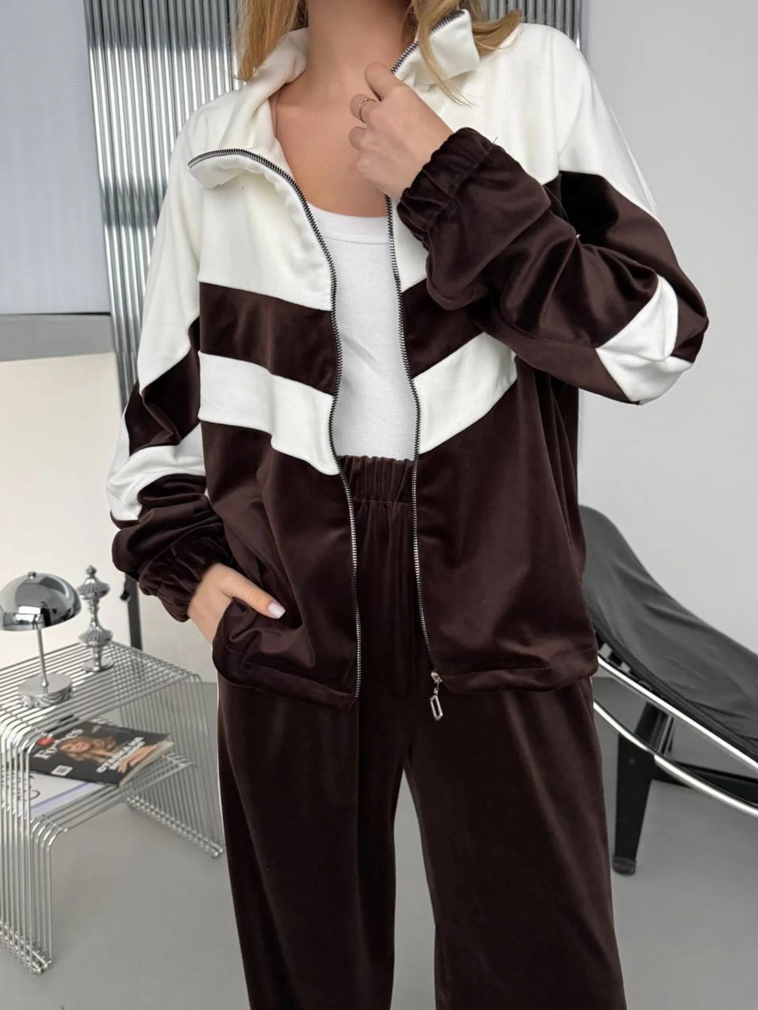 Dames sportieve fleece sweatshirt en joggingsbroek set met hoge staande kraag en contrasterende strepen Skjora