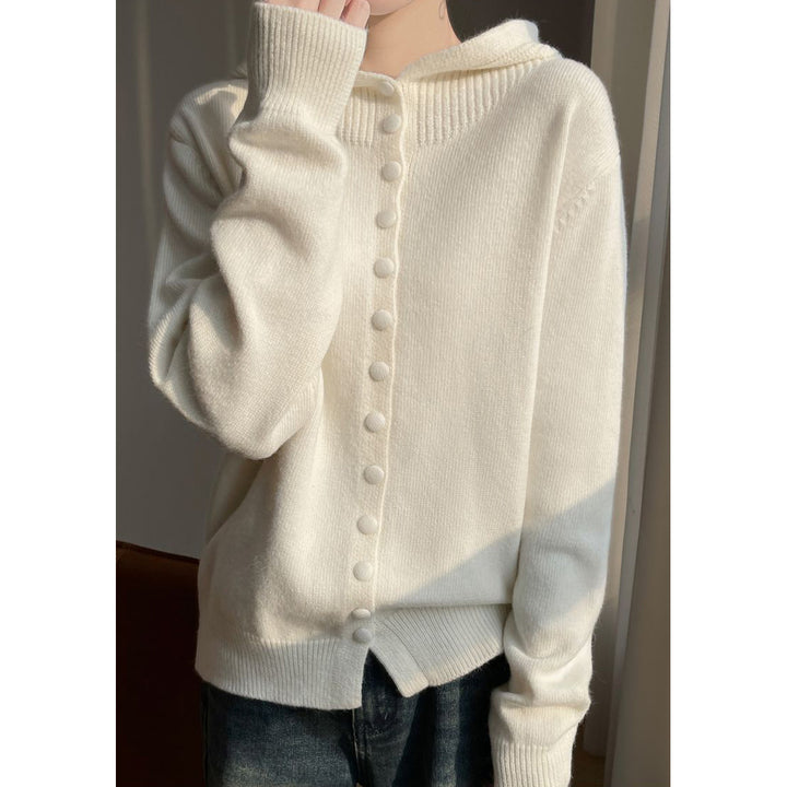 Dame cardigan med hette og dekorative knappdetaljer Skjora