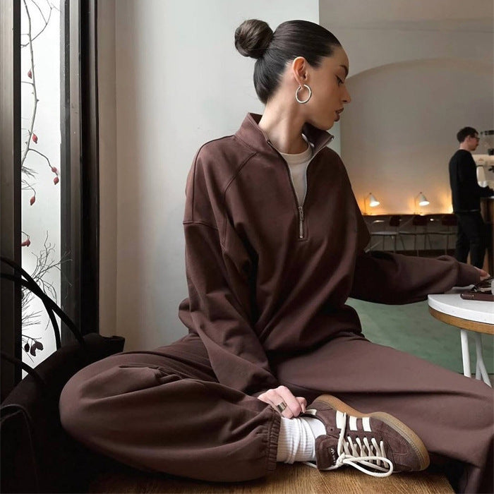 Kvinnelig avslappet fleece joggedress med kort glidelåsåpning og elastisk midjebånd