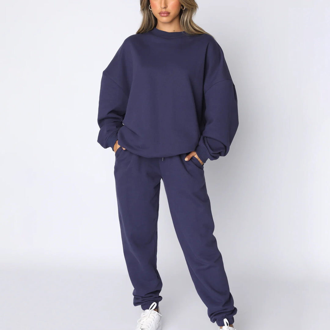 Kvinnelig koselig sweatshirt sett med kortermet genser og elastiske bukser Skjora