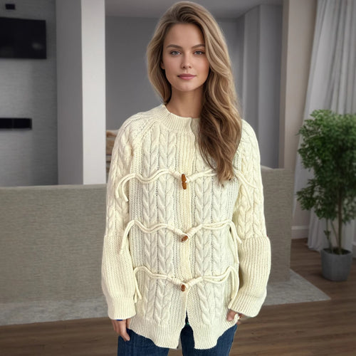 Kvinnens chunky strikket cardigan med unik snor og dekorative treknapper Skjora