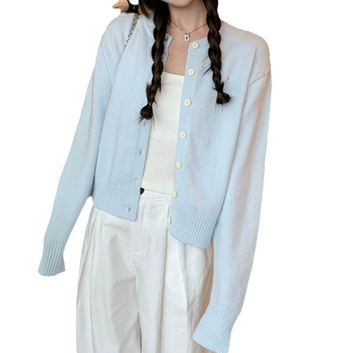 Kvinnens myke cardigan med fine knapper og moderne snitt Skjora