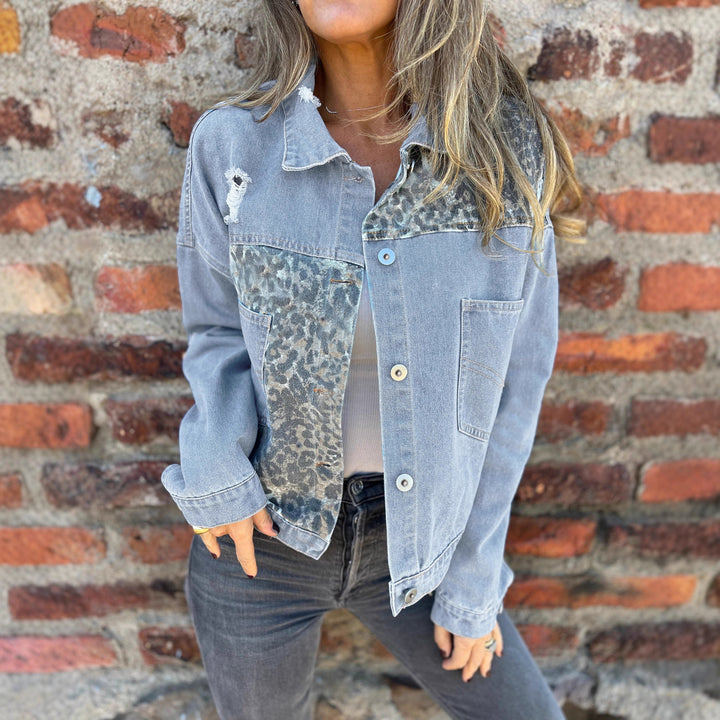 Kvinnes trendy denimjakke med dyreprint og slitt design Skjora