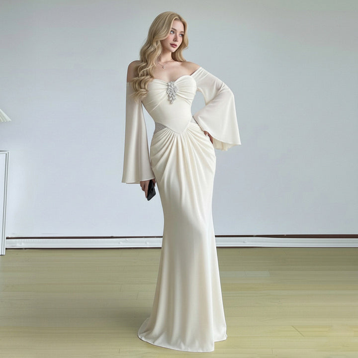 Dame lang v-neck kjole med dramatiske posete ermer og cut-out design Skjora