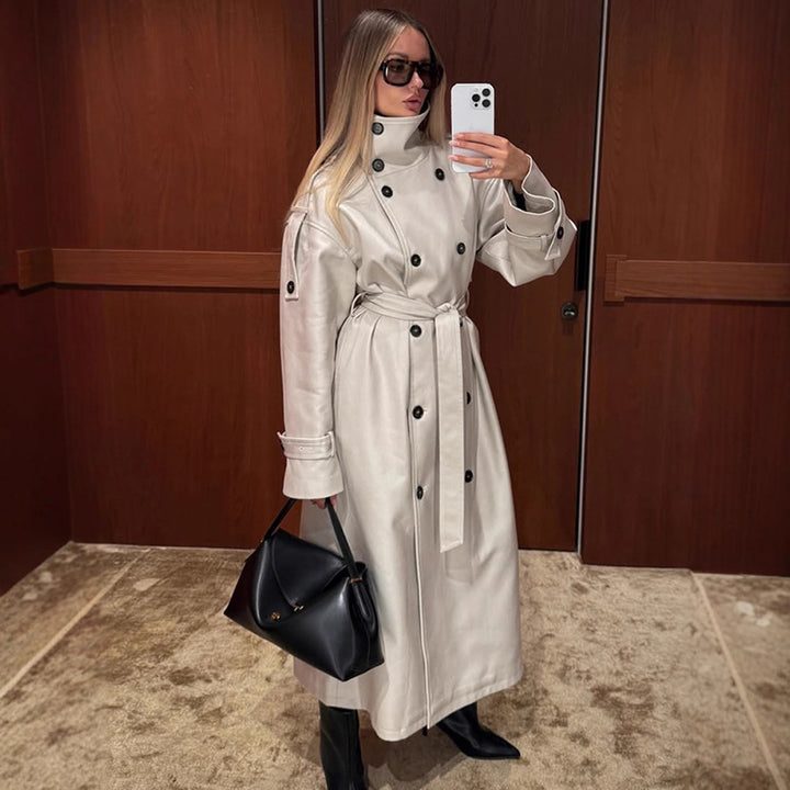 Kvinnes elegant trenchcoat med brede revers og praktiske lommer Skjora