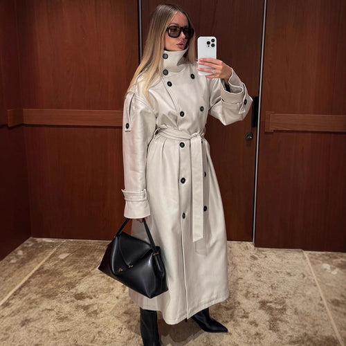 Kvinnes elegant trenchcoat med brede revers og praktiske lommer Skjora